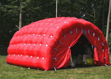 خيمة حمراء في الهواء الطلق ، خيمة عملاق جارج نفخ للسيارة مع المواد البلاستيكية